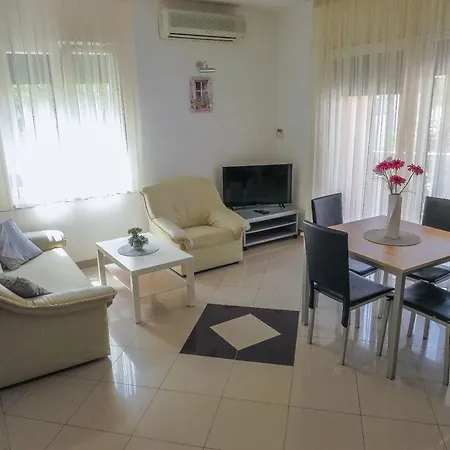 Eddie - Great Location & Comfor *