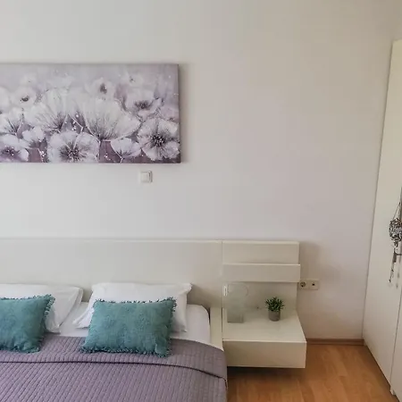 Apartment Eddie - Great Location & Comfor