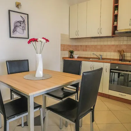 Apartment Eddie - Great Location & Comfor